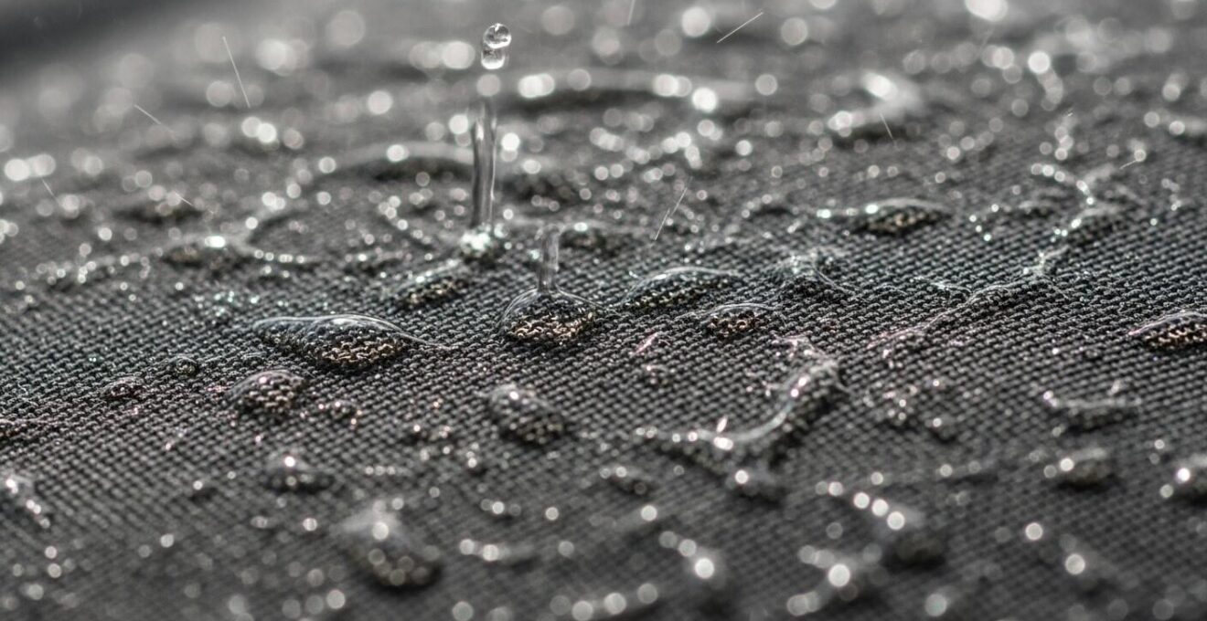 Gros plan sur un motard en tenue imperméable transparente sous la pluie, éclairage naturel